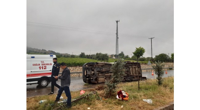 Servis minibüsü devrildi: 15 yaralı