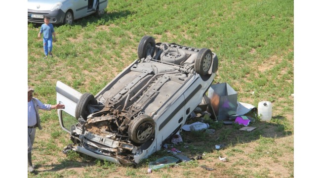 Tarlaya devrilen otomobilde sıkışan iki kişi yaralandı