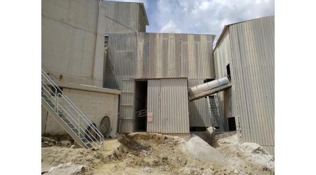 Taş ocağındaki kum eleğinin bandına sıkışan işçi öldü
