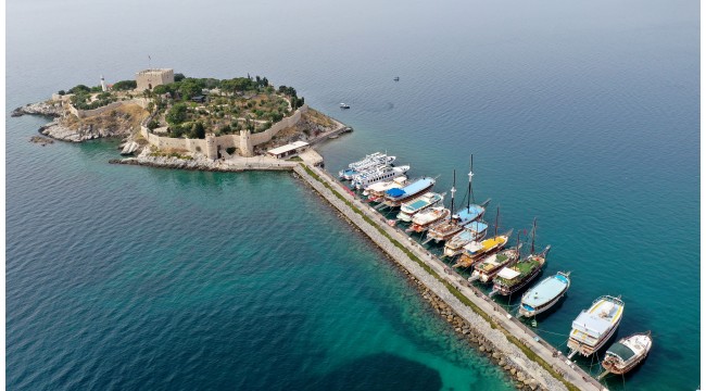 Tur tekneleri mavi sulara açılmak için gün sayıyor