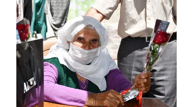 Turgutlu'da 107 yaşındaki kadının Anneler Günü kutlandı