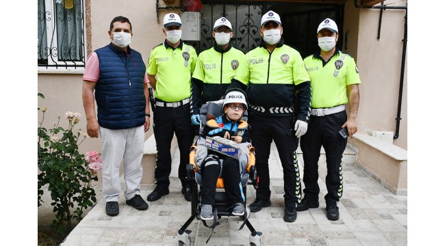 Turgutlu'da engelli çocuğa polislerden sürpriz doğum günü