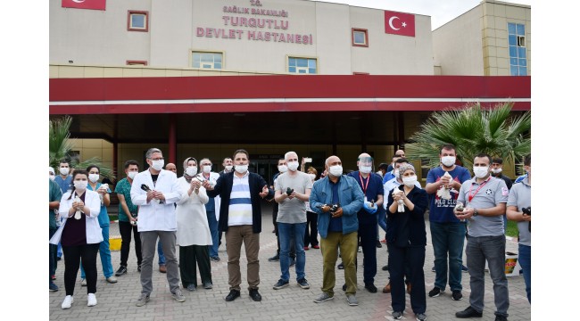Turgutlu'da sağlık çalışanları için 500 güvercin uçuruldu