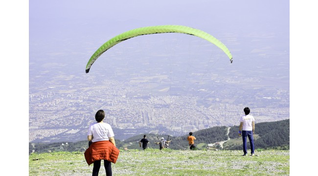 Yamaç paraşütüyle "Gençlik Bayramı" coşkusu