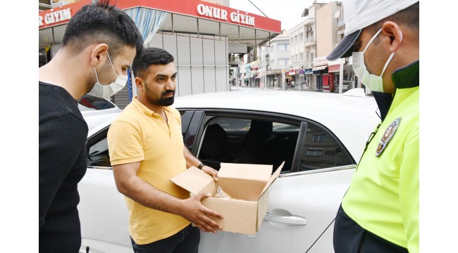 Yaralı kedi için sokağa çıkan vatandaşı polisler tebrik etti