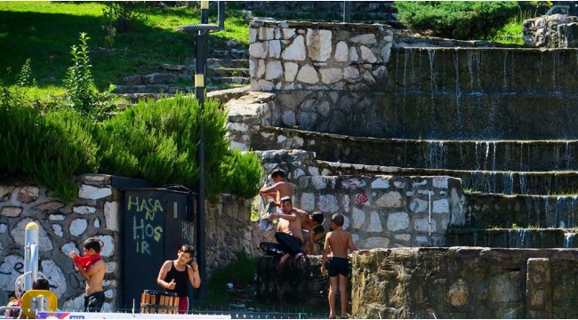 Çocuklar uyarılara aldırış etmeden süs havuzuna girdi