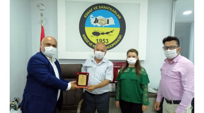 Devlet Hastanesinden Esnaf Kefalet Başkanı Coşkun'a teşekkür plaketi