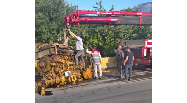 Manisa'da 11 tonluk jeneratör, tırdan yola düştü