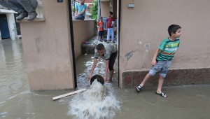 Sokak su altında kaldı, vatandaşlar isyan etti!