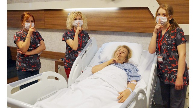 Sus işareti yaptığı fotoğrafıyla tanınan Tunca'yı hemşireler yalnız bırakmadı