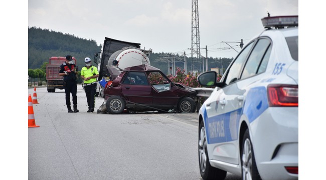 Tanker park halindeki otomobile çarptı: 3 yaralı