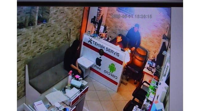 Telefon bataryasının patlama anı kameraya yansıdı
