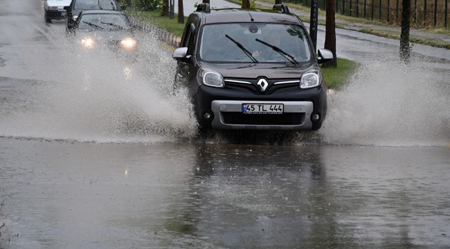 Turgutlu'da sağanak, hayatı olumsuz etkiledi