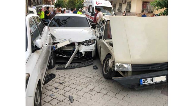 2 araç çarpıştı, 4 araç hasar gördü, 1 yaralı