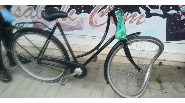 Üç otomobil, bir bisiklet, bir motosiklete çarptı! Olay yerinden kaçtı