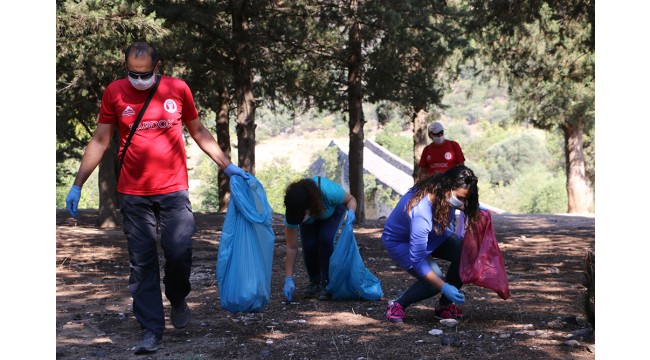 Doğaseverler, Yanık Ülke'de çöp topladı