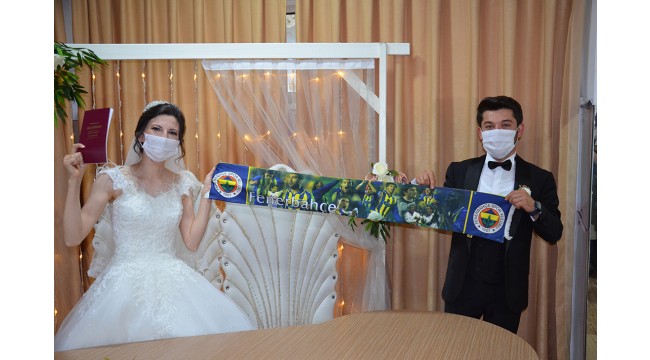 Fenerbahçeli çift "Dünya Fenerbahçeliler Günü"nde nikah masasına oturdu