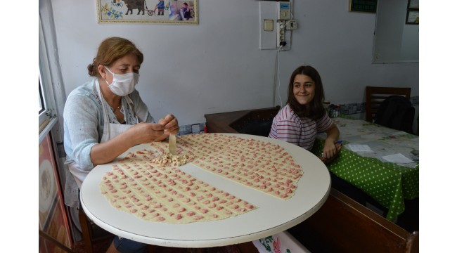 Mantı açarak üç çocuğunu okutup eşine destek oldu