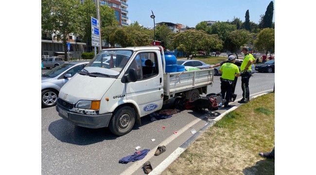 Motosiklet kamyonetin altına girdi: 2 yaralı