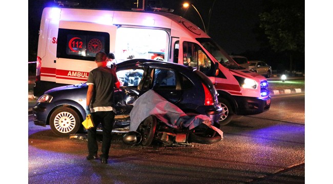 Motosikletle otomobil çarpıştı: 1 ölü, 3 yaralı