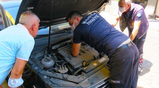 Otomobilin motoruna sıkışan yavru kedi itfaiye tarafından kurtarıldı