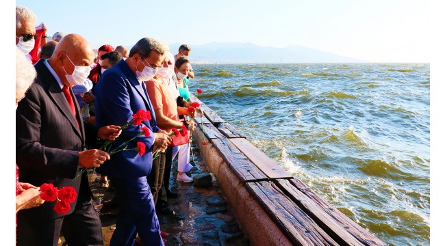 Srebrenitsalı soykırım kurbanları için İzmir'de denize karanfil bırakıldı