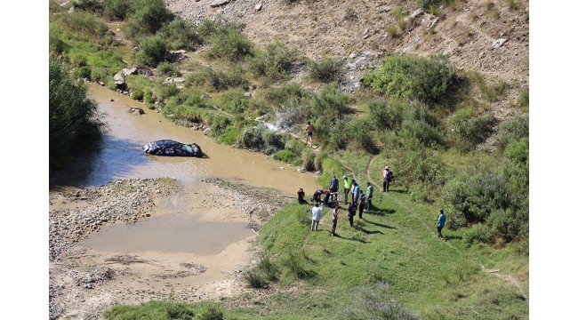 Uçurumdan nehre yuvarlanan otomobilin sürücüsü yaralı olarak kurtuldu