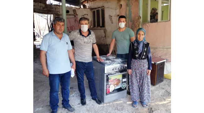 Arnavut Derneği yangınzede Ayşe Teyze'ye yardım elini uzattı
