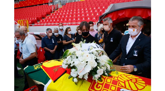 Göztepe'nin eski futbolcularından Halil Kiraz'ın cenazesi toprağa verildi
