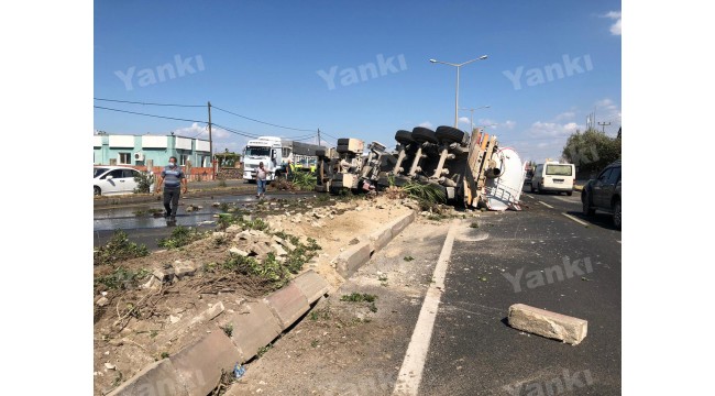 İzmir-Ankara karayolunda TIR devrildi