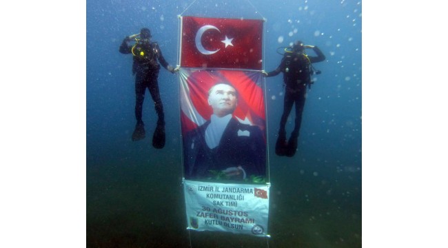 Jandarma SAK timi, 30 Ağustos Zafer Bayramı'nı su altında kutladı