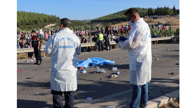 Manisa'da panelvan traktöre çarptı : 2 ölü, 11 yaralı