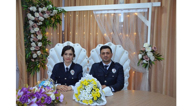 Polis çift, nikah masasına üniformayla oturdu