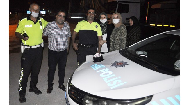 Polise görev başında sürpriz doğum günü kutlaması