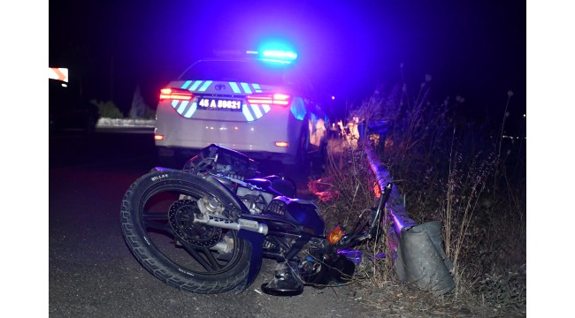 Turgutlu'da bariyerlere çarpan motosikletteki 2 kişi yaralandı