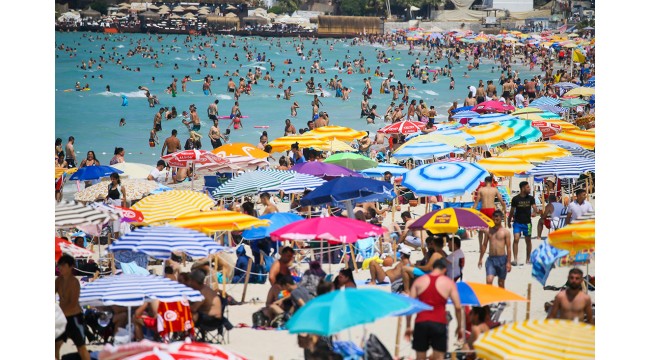 Turizm merkezi Çeşme bayramı "dolu dolu" geçiriyor
