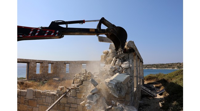 Çeşme'de sit alanına inşa edilen taş bina yıkıldı