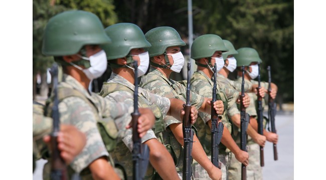 Mehmetçik zorlu eğitimine "Kovid-19" önlemleriyle devam ediyor