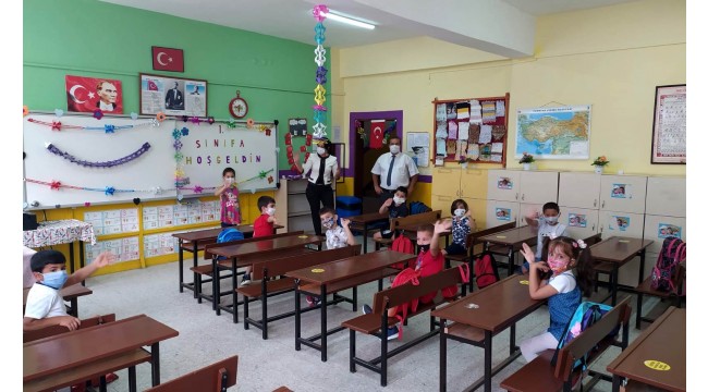 Okulda sosyal mesafe (in), okul dışında sosyal mesafe (out)  