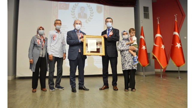 Övünç madalyalarıyla ne kadar övünseler azdır 