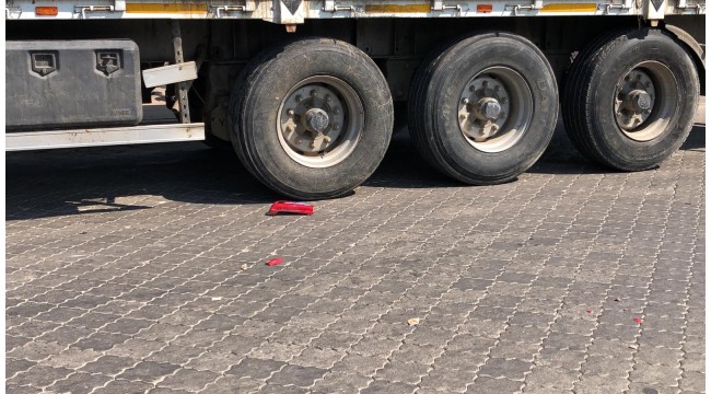 Park halindeki TIR'a çarpan motosiklet sürücüsü yaralandı