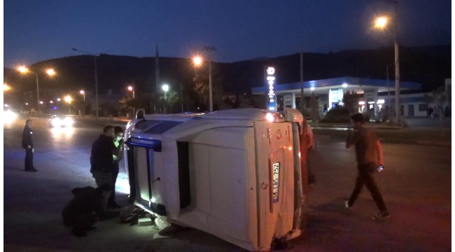 Takla atıp karşı şeritteki otomobile çarpan pikaptaki sürücü yara almadan kurtuldu