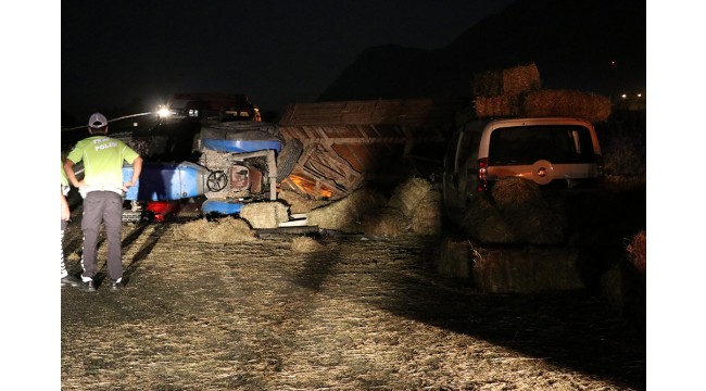 Traktör ile hafif ticari araç çarpıştı: 2 yaralı