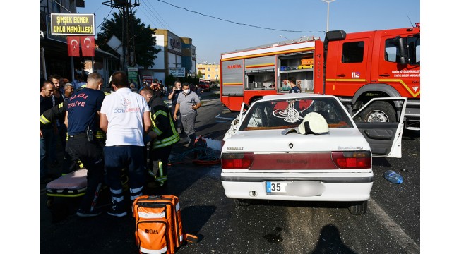 Turgutlu'da iki otomobil çarpıştı: 2'si itfaiye eri 4 yaralı