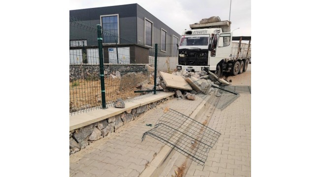 Freni boşalan kamyon otomobile çarptı, fabrikanın duvarını yıktı