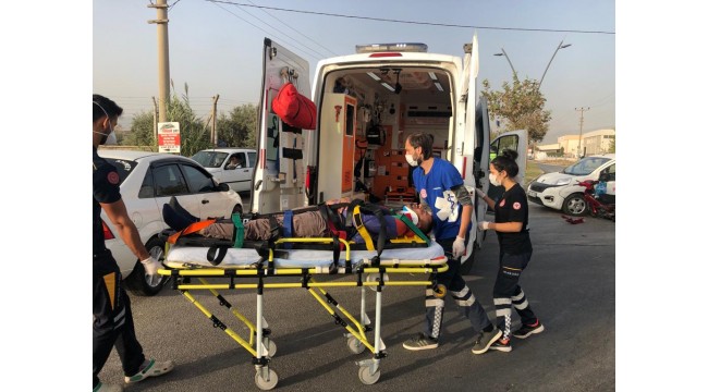 Hafif ticari araç ile motosiklet çarpıştı: 1 yaralı