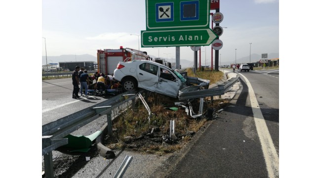 İstanbul-İzmir Otoyolu'nda bariyerlere çarpan otomobildeki 2 kişi yaralandı