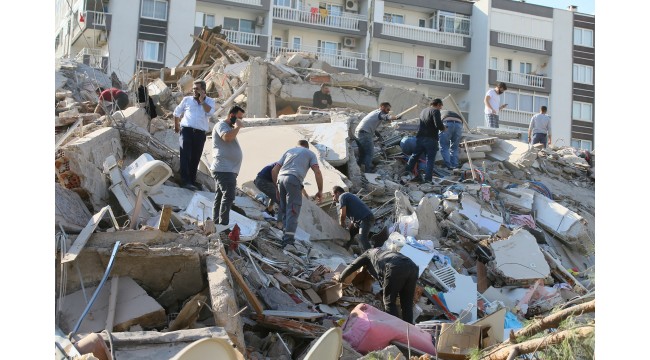 İzmir'deki 6,6 büyüklüğündeki depremde bazı binalar yıkıldı