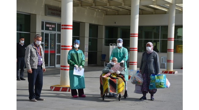 Manisa'da Kovid-19 tedavisi gören 92 yaşındaki kadın taburcu edildi