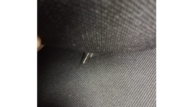 Sıfır otomobilin koltuğundan çıkan falçata parmağını kesti